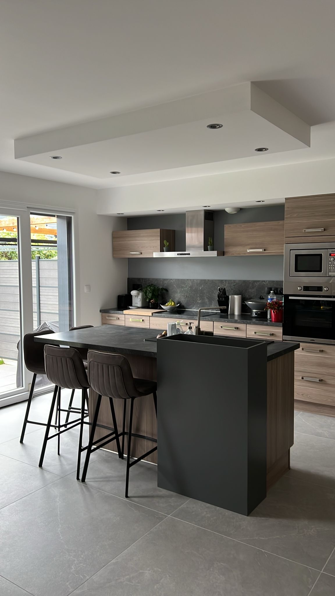 Cuisine rénovée avec sol en grès cérame effet bois posé par Passion Carrelage à Belfort